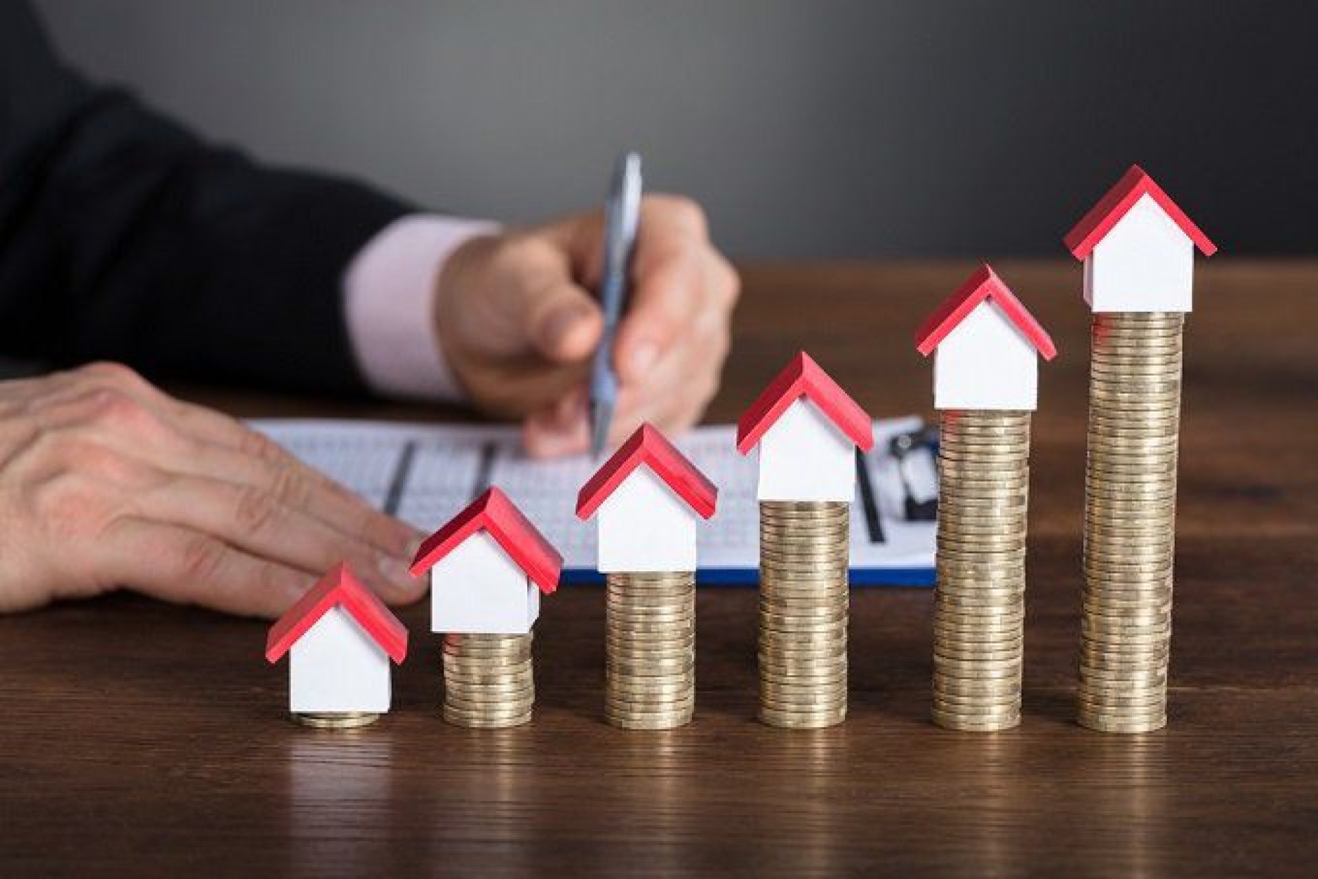 What is the difference between market appraisal and a valuation ? 